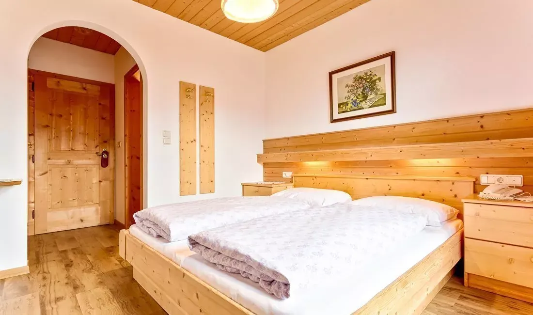 Doppelzimmer mit Holzmöbeln